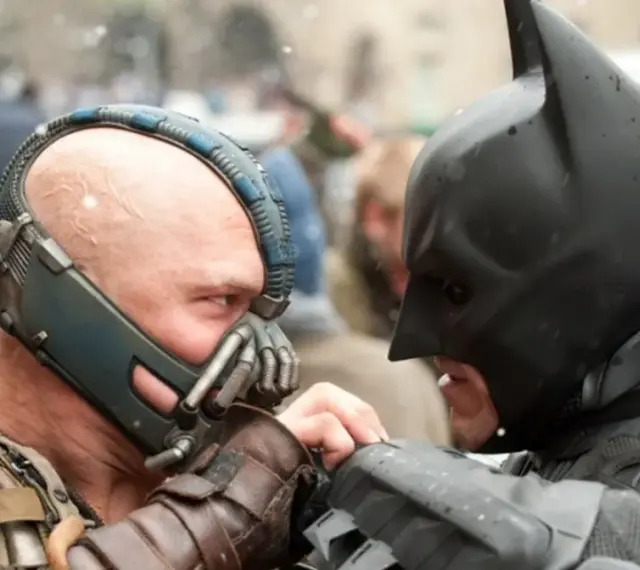 Batman (Robert Pattinson) i Bane (Tom Hardy) w scenie walki. Batman 2022 obsada w akcji.