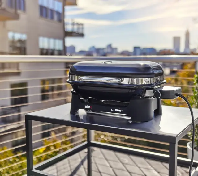 Elektryczny grill Weber Lumin na balkonie. Czy faktycznie jest zakaz używania grilli elektrycznych na balkonach w blokach?