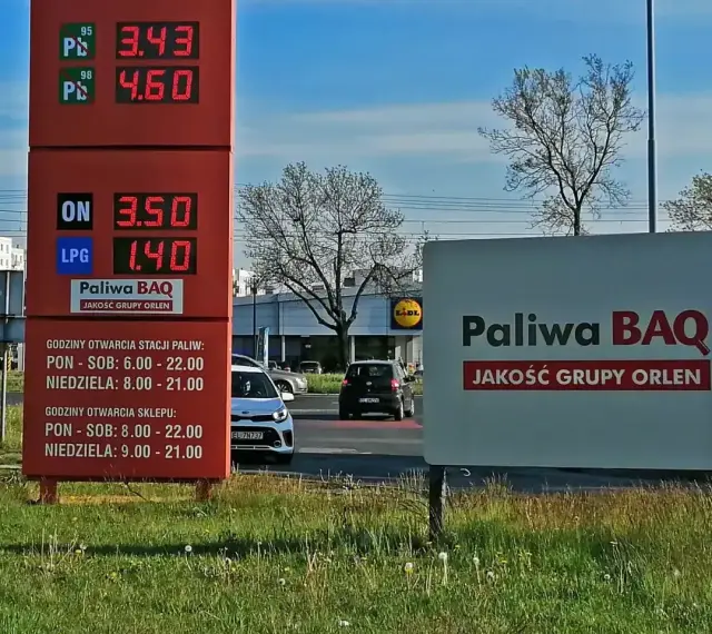 Cena LPG na stacji paliw BAQ to 1.40. Obok widnieje cena ON 3.50.