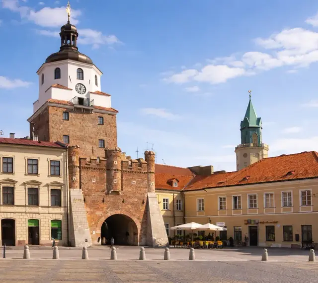 Brama Krakowska i wieża widoczna na lublin starówka. Słoneczny dzień na rynku.