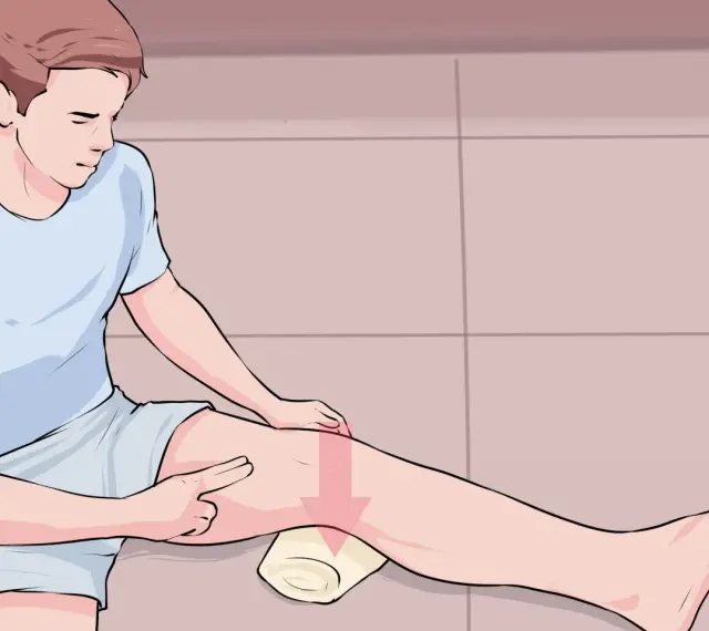 Mann mit einem Handtuch unter dem Knie, der auf eine Schwellung zeigt. Möglicherweise eine Bakerzyste, die mit Liebscher & Bracht behandelt wird.