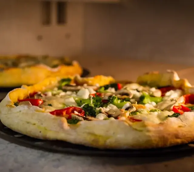 Jak piec pizzę w piekarniku, aby uniknąć mokrego ciasta?
