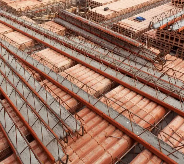 Strop teriva w budowie, widoczne pustaki ceramiczne i zbrojenie. Sprawdź aktualną strop teriva cena.