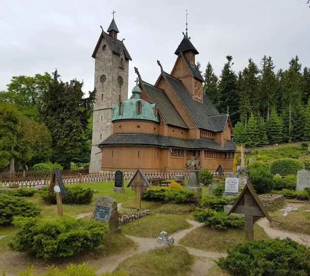 Drewniana świątynia Wang w Karkonoszach, otoczona cmentarzem i lasem. Ciekawe są jej skandynawskie korzenie i unikalna architektura.