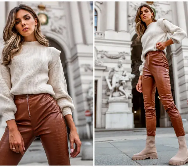 Elegancka stylizacja: co ubrać do skórzanych spodni? Beżowy sweter i brązowe spodnie z imitacji skóry, botki na grubej podeszwie.