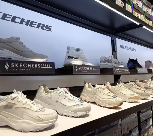 Skechers to znana firma obuwnicza. Na półkach sklepowych prezentowane są różnorodne modele butów tej marki, od sportowych po casualowe.