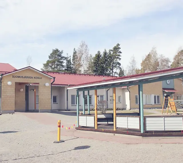 Suomusjärven Koulu, czyli szkoła w Finlandii, z placem zabaw i zielonymi terenami. Ciekawostki o fińskim systemie edukacji często podkreślają jego innowacyjność.