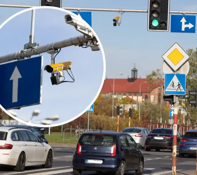 Widok na skrzyżowanie z sygnalizacją świetlną i znakami drogowymi. W powiększeniu widać kamery rejestrujące przejazd na czerwonym świetle.