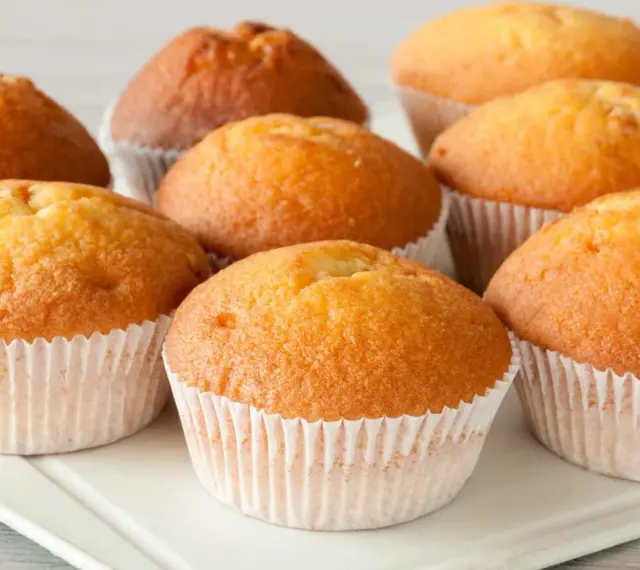 Złociste muffinki, idealne na każdy dzień. Ten uniwersalny przepis na muffinki sprawi, że będą pyszne i puszyste.