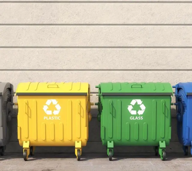 Segregacja śmieci w bloku to obowiązek. Kara za niesegregowanie śmieci może być dotkliwa. Oto kosze na plastik i szkło.
