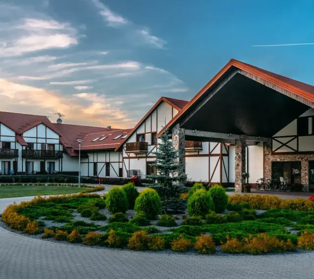 Elegancki hotel Mikołajki Spa z charakterystyczną architekturą i zadbanym ogrodem zaprasza na wypoczynek.