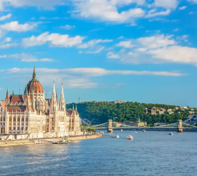 Budynek Parlamentu w Budapeszcie nad Dunajem, jeden z najpiękniejszych widoków Węgier.