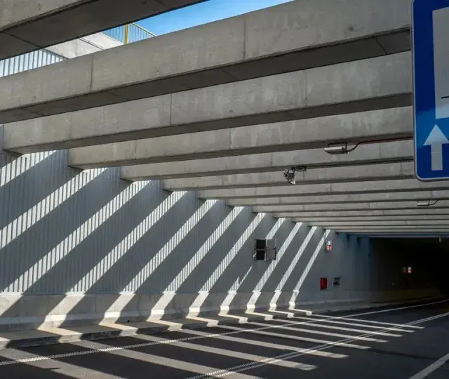 Znak informuje o wjeździe do tunelu o długości 1800m. Czy prom w Świnoujściu jest płatny, tego znak nie zdradza, ale tunel na pewno jest darmowy.