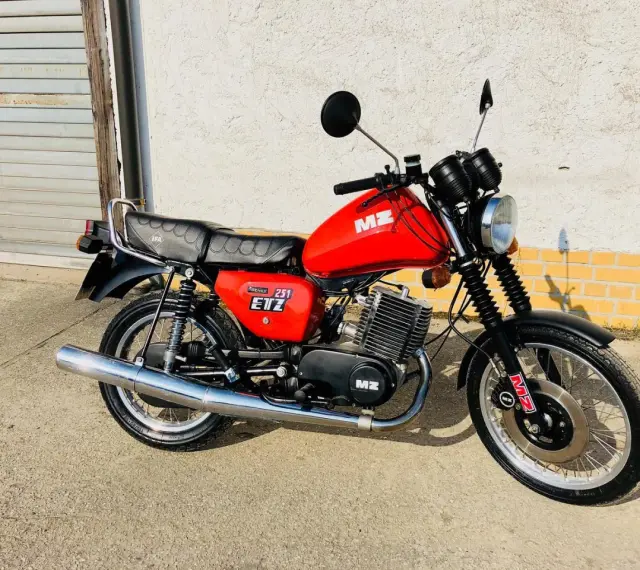Czerwony motocykl MZ ETZ 251. Dane techniczne tego klasyka z NRD są imponujące, a jego wygląd wciąż przyciąga wzrok.
