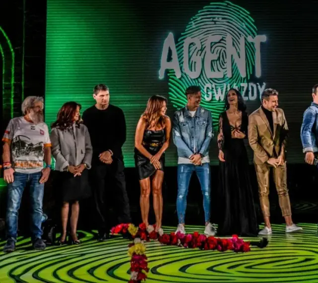 Uczestnicy programu "Agent Gwiazdy" na scenie. Kto jest agentem?