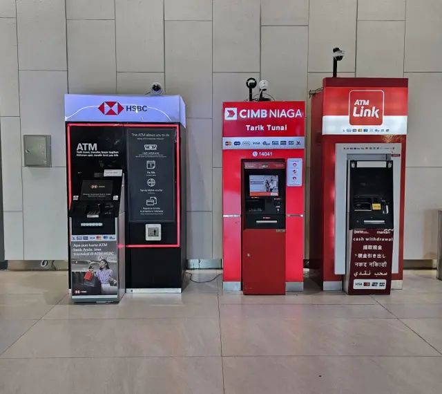 Cztery bankomaty: HSBC, CIMB NIAGA, ATM Link i jeden nieznany. Wszędzie można wypłacić walutę na bali.
