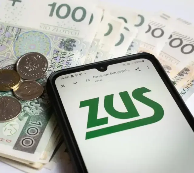 Złotówki i monety na tle ekranu telefonu z logo ZUS. To może być obrazek o okresowa emerytura kapitałowa.