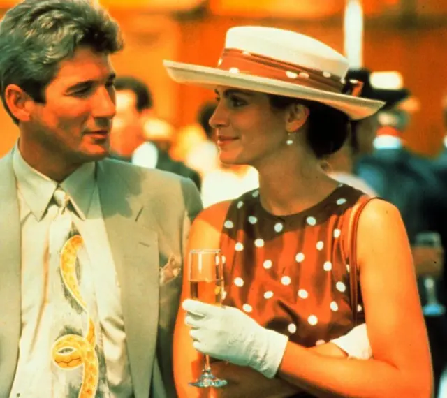 Julia Roberts w kapeluszu i sukience w grochy, obok Richarda Gere'a. Scena z jednego z jej kultowych filmów.