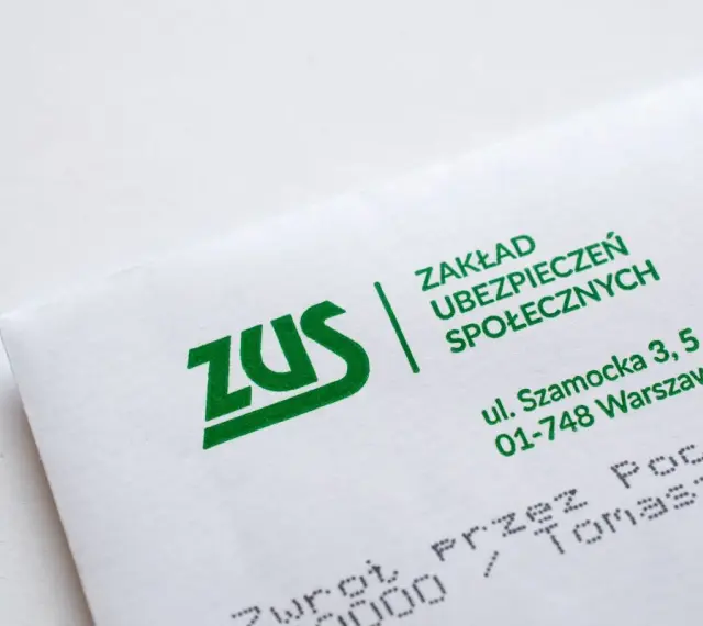 Koperta ZUS z adresem. Informacje o zasiłku pielęgnacyjnym a świadczeniu pielęgnacyjnym mogą być zawarte w korespondencji.
