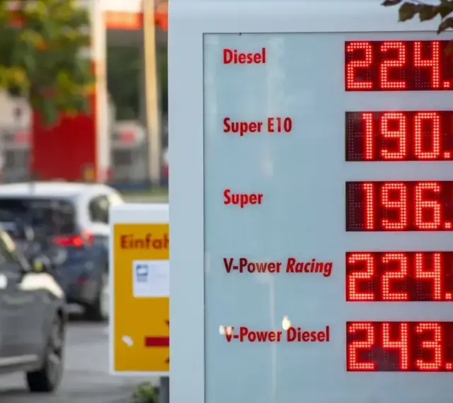Cena benzyny w Niemczech: Diesel 224.9, Super E10 190.9, Super 196.9. Kierowcy tankują, obserwując rosnące ceny.