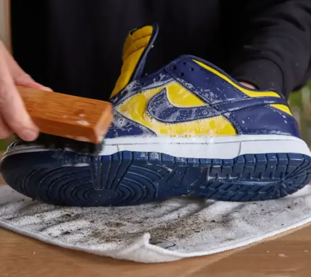 Czyszczenie sneakersów szczotką z pianą. Dowiedz się, jak szybko wysuszyć buty po praniu, aby znów były jak nowe.