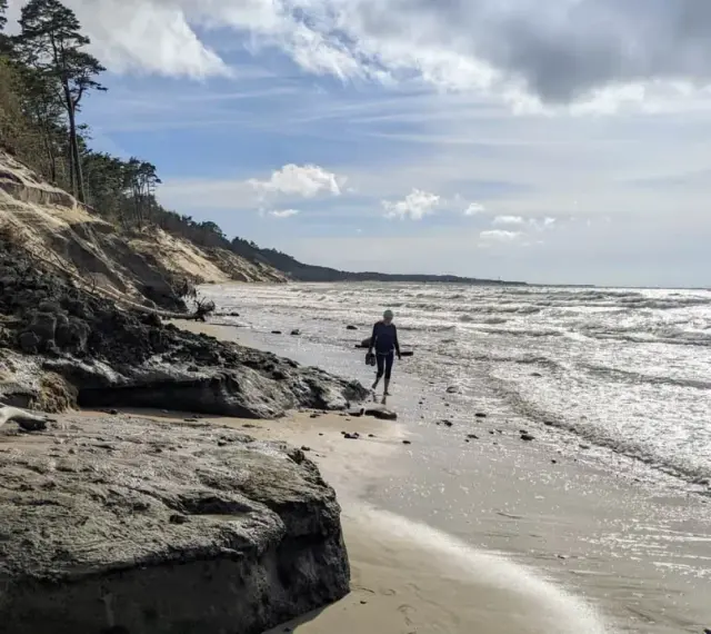 Spacerem po plaży w **orzechowo** wietrznego dnia. Falujące morze i piaszczyste wydmy tworzą malowniczy krajobraz.