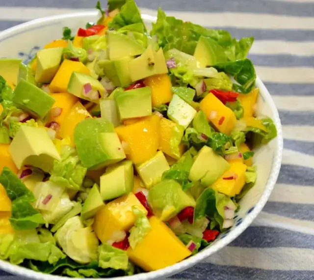 Orzeźwiająca sałatka z awokado, mango i czerwoną cebulą, polana lekkim sosem mango do sałatki.