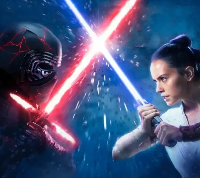 Kylo Ren i Rey, dwójka walczących ze sobą **jedi**, krzyżują miecze świetlne w epickim starciu.