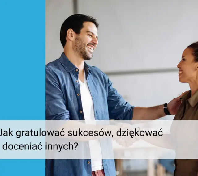 Mężczyzna i kobieta uśmiechają się do siebie, ściskając dłonie. On kładzie dłoń na jej ramieniu. Gratuluję i życzę dalszych sukcesów!