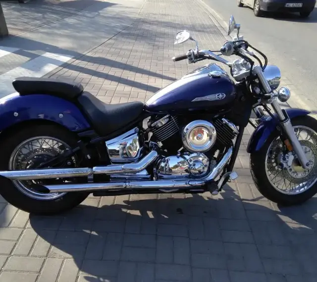 Granatowy motocykl Yamaha Drag Star 1100, z chromowanymi elementami. Idealny do podróży, jego yamaha drag star 1100 dane techniczne zachwycają.