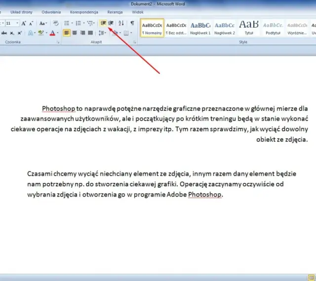 Jak zrobić akapit w Wordzie? Wskazówka na pasku narzędzi pokazuje opcje formatowania tekstu, w tym wyrównanie i interlinia.