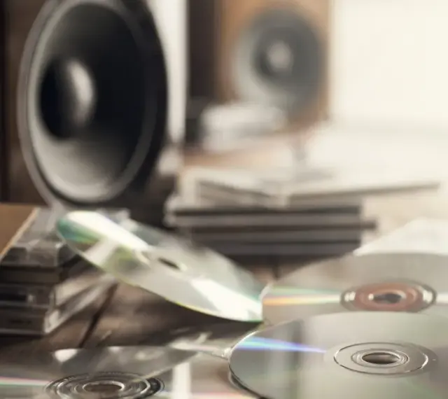 Płyty CD i głośniki na drewnianym blacie. Czy to epka, co to za format?