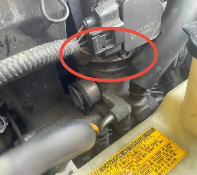 Silnik Toyoty z błędem DTC P0171. Czerwone kółko wskazuje na przepustnicę, potencjalną przyczynę problemu.