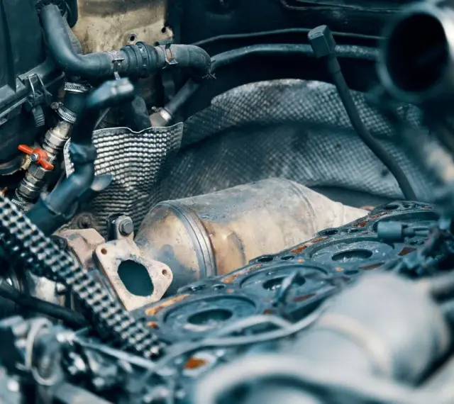 Parti del motore con filtro antiparticolato (FAP) sporco, causa comune perché si intasa il fap.