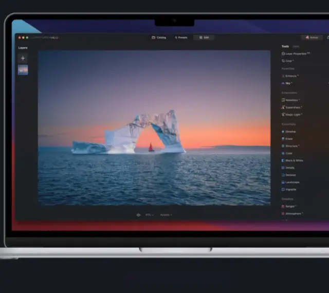 Edycja zdjęcia lodowca z żaglówką w programie Luminar Neo. Widok ekranu laptopa z interfejsem programu.