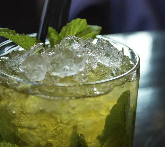 Orzeźwiający mojito bezalkoholowe z lodem i miętą, idealny na upalne dni.