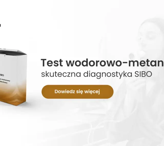 Kobieta wykonująca test oddechowy SIBO z urządzeniem przy nosie, obok pudełko testu.