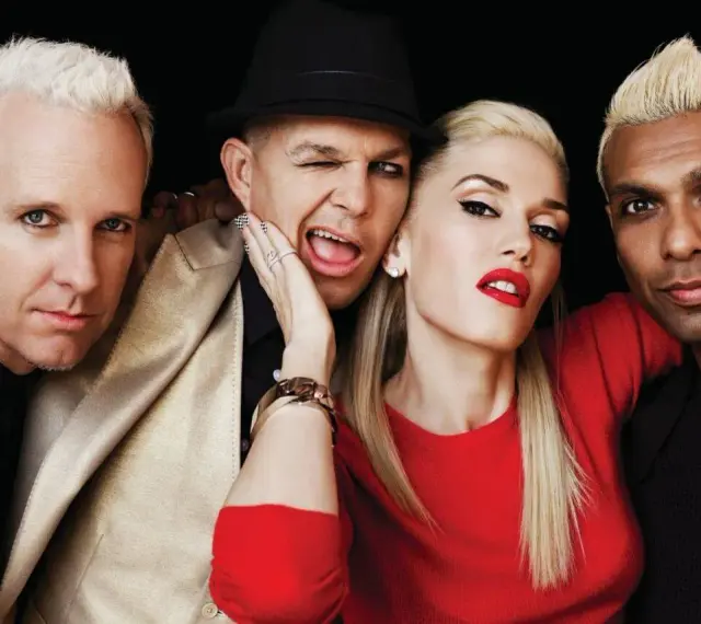 Les membres de No Doubt posent ensemble, Gwen Stefani au centre, avec un clin d'œil espiègle d'un autre membre.