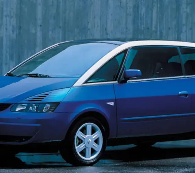 Niebieski Renault Avantime z białym dachem, stojący na tle betonowej ściany.