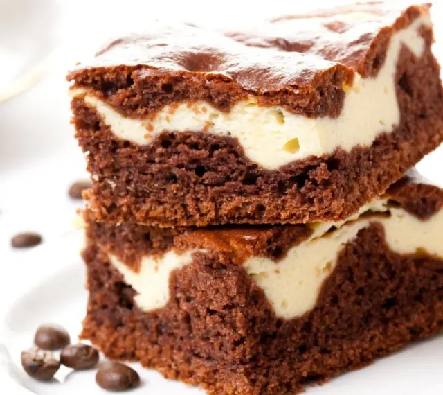 Szybkie ciasto z twarogiem, czekoladowe brownie z kremową warstwą serową, idealne na deser.