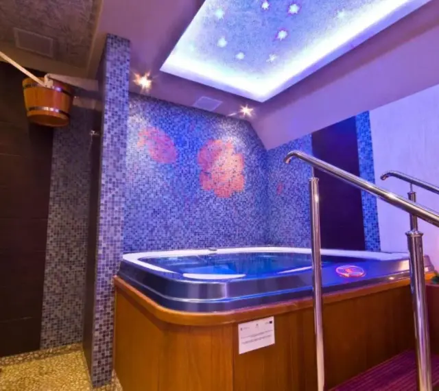 Relaks w jacuzzi i prysznic z drewnianej bani w klimatycznym spa dla dwojga.