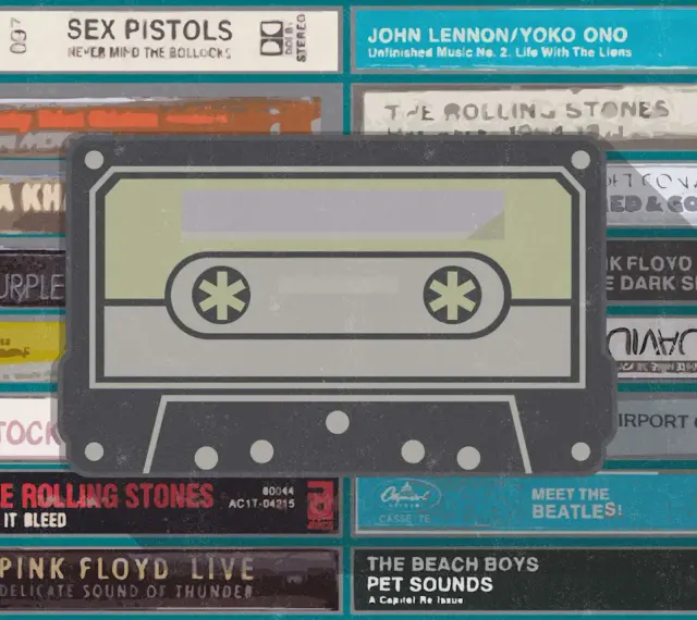 Kaseta na tle okładek płyt winylowych. Wśród nich klasyki jak Sex Pistols, Pink Floyd, The Rolling Stones. Kolekcjonerzy szukają najdroższe płyty winylowe polskie.