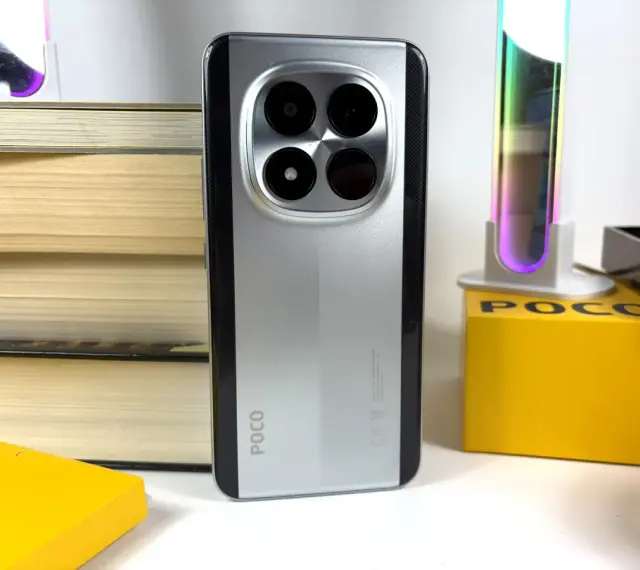 Srebrny POCO z czterema aparatami. Dowiedz się, jak wyłączyć reklamy w Xiaomi, by cieszyć się czystym interfejsem.