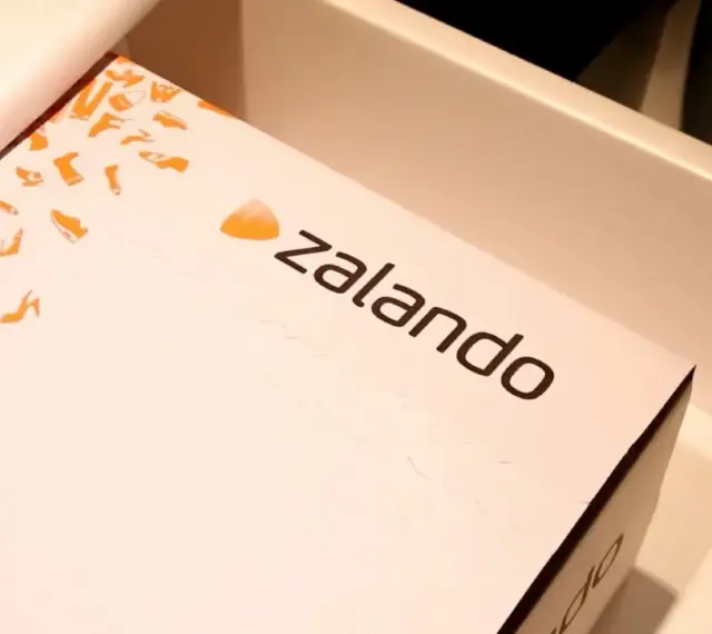 Pudełko Zalando Lounge z motywem butów. Zastanawiasz się, ile czasu na zwrot? Sprawdź regulamin!