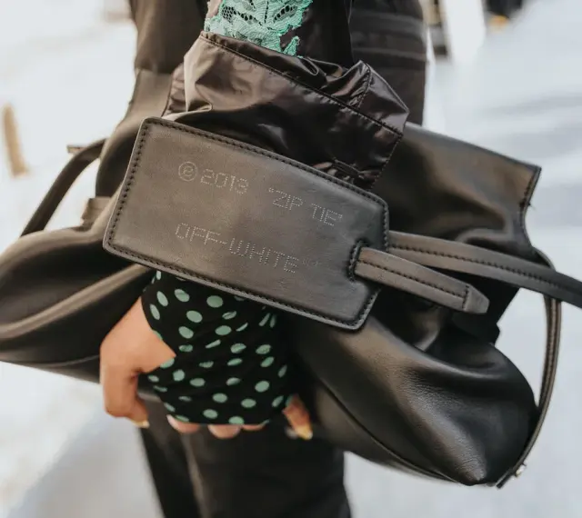 Czarna torba z metką OFF-WHITE™ "ZIP TIE" 2018. Ta marka to symbol luksusu i streetwearu.