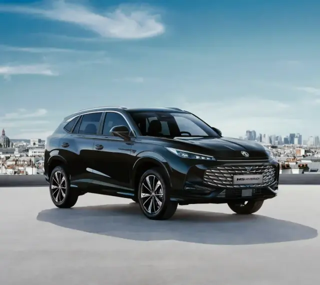 Czarny MG HS Hybrid+ na tle miasta. Nowoczesny SUV z napędem hybrydowym gotowy na miejskie wyzwania.