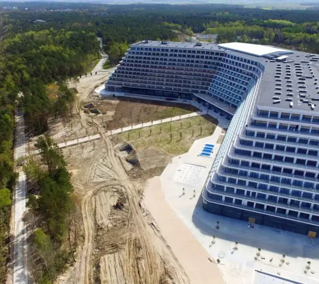 Nowy hotel Gołębiewski w Mielnie, tuż przy morzu, z widokiem na plażę i las.