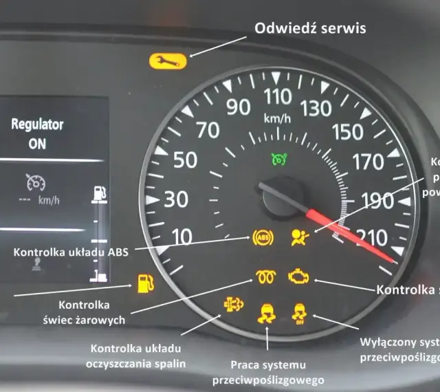 Kontrolka silnika świeci, może to być DTC B1267 Renault. Widoczne też kontrolki ABS, poduszek, paliwa i inne.