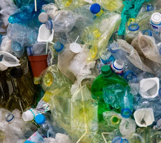 Góra plastiku: butelki, kubeczki, folie. To wszystko to odpady zmieszane, kod do segregacji.