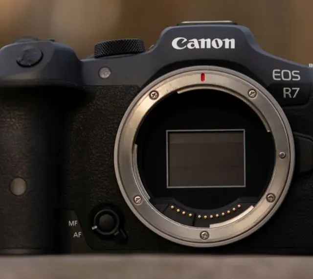 Canon EOS R7 – doskonały aparat dla pasjonatów fotografii. Sprawdź jego atrakcyjną canon r7 cena i możliwości.